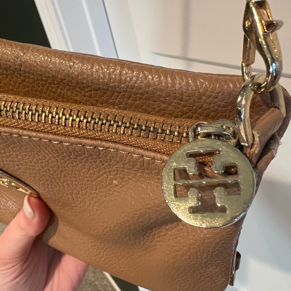 Tory Burch leather crossbody foldover bag in camel - Picture 9 of 16